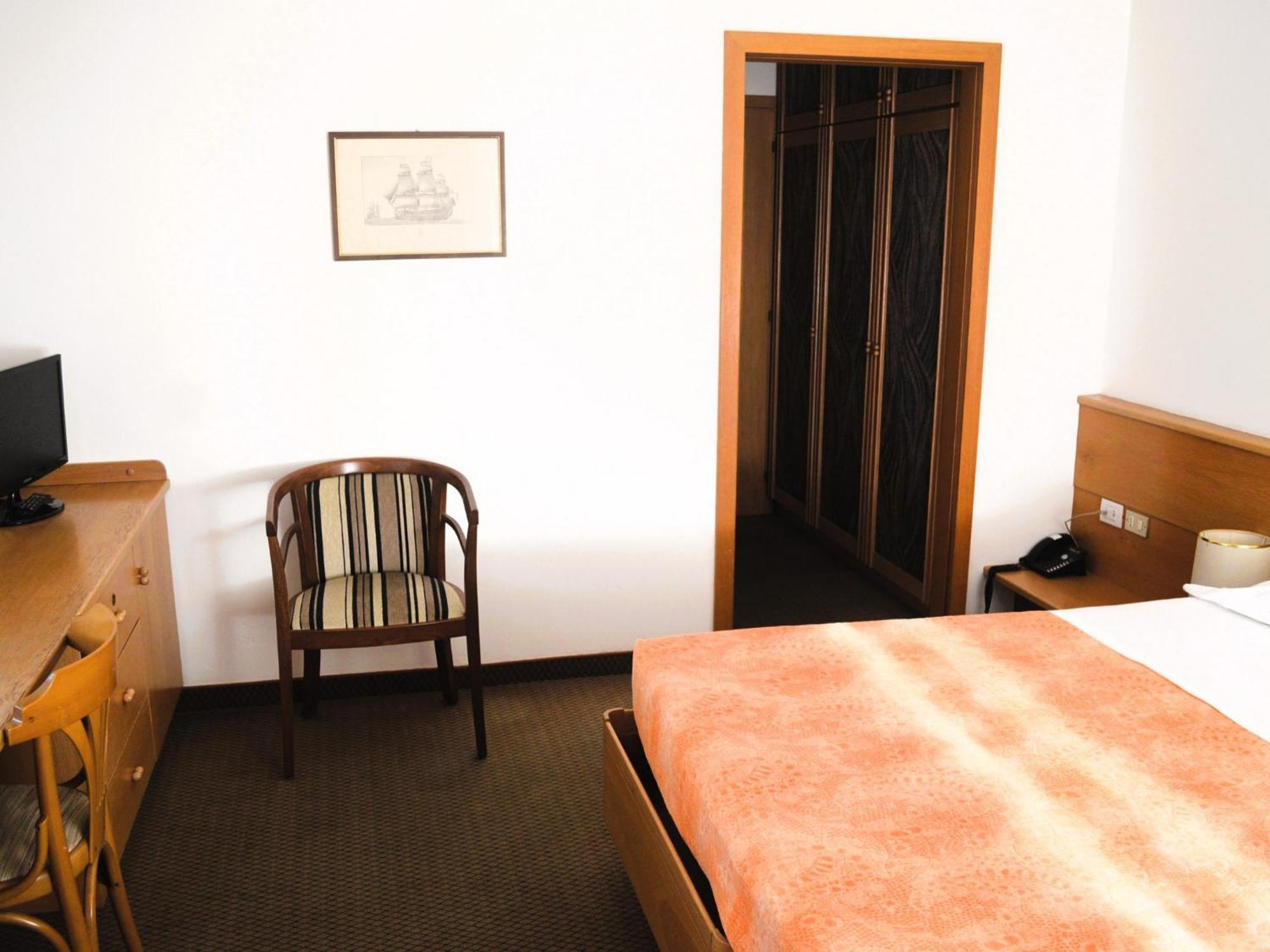 Hotel Villa Regina Levico Terme Bagian luar foto